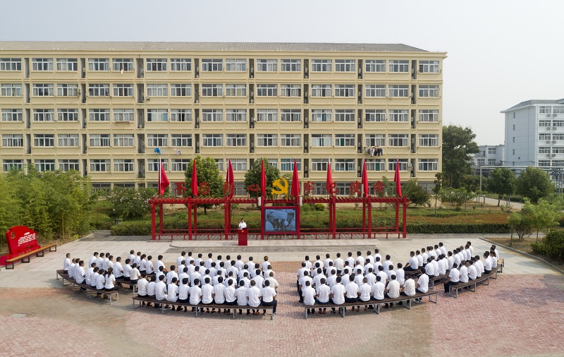 袁店二礦黨委在礦開(kāi)放式黨校組織黨員開(kāi)展黨性教育。徐飛攝